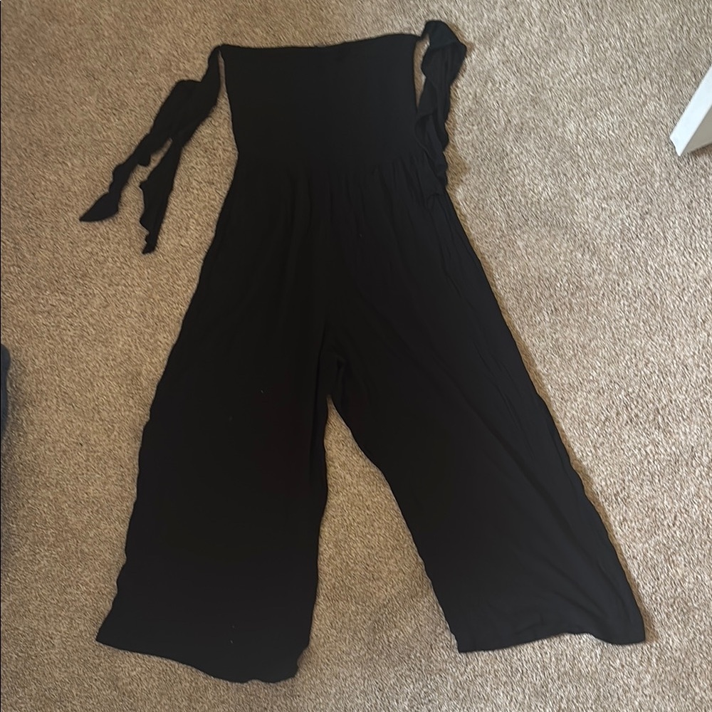 Sophisticated Black Jumpsuit with Fitted Silhouette